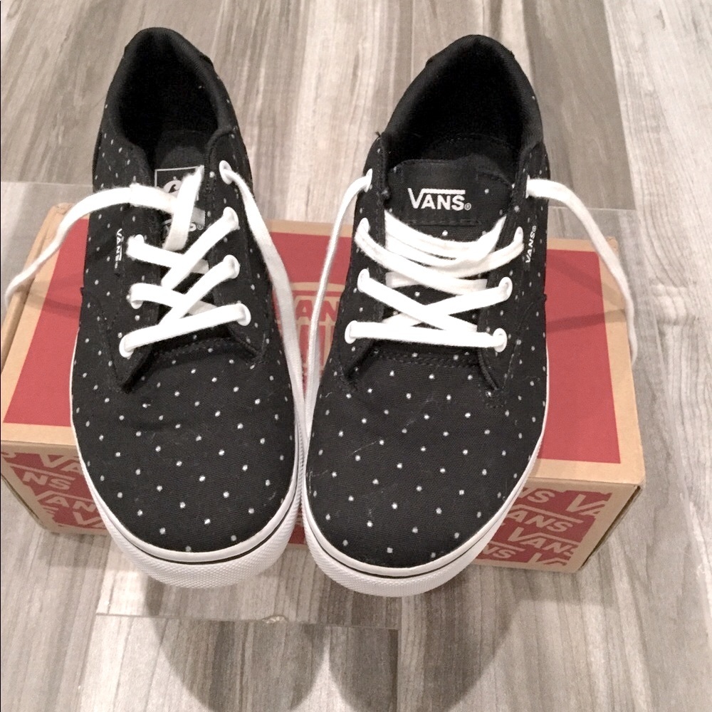 Vans Mini studded detail sneakers are a rare find🛍 Also fits Womans size 6 - Picture 2 of 7